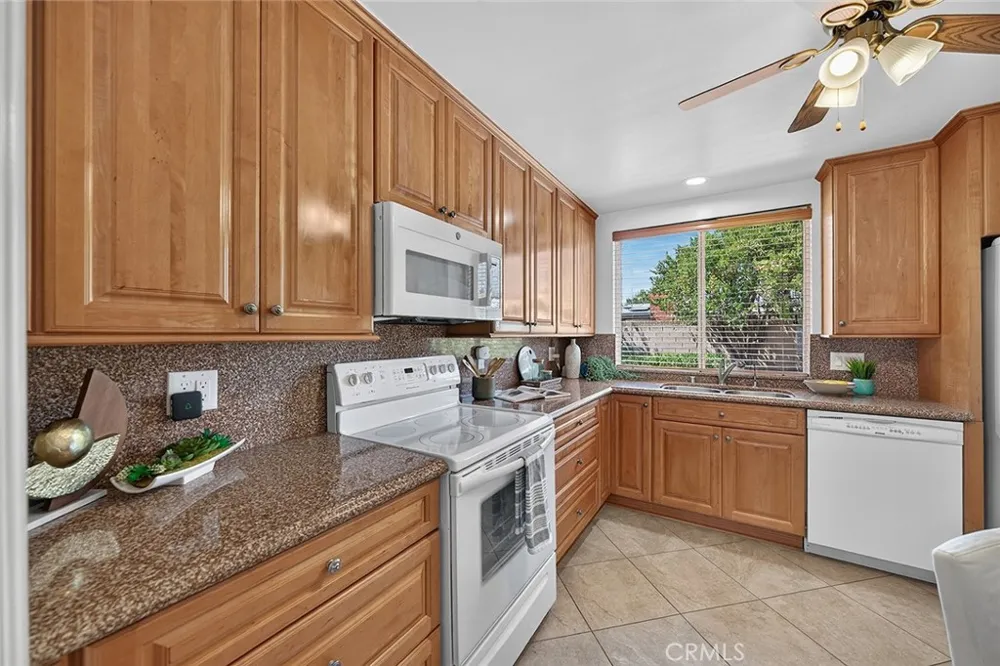 6131 E Benmore Long Beach, CA 90815