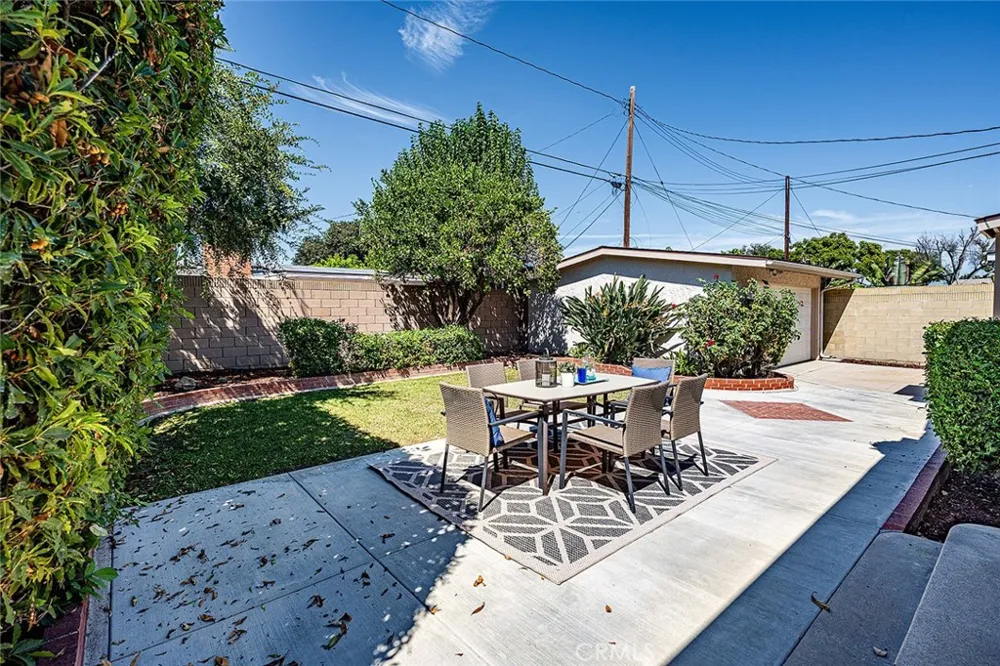 6131 E Benmore Long Beach, CA 90815