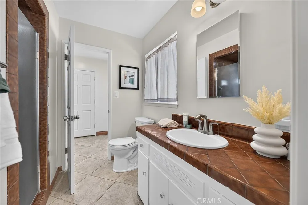 6131 E Benmore Long Beach, CA 90815