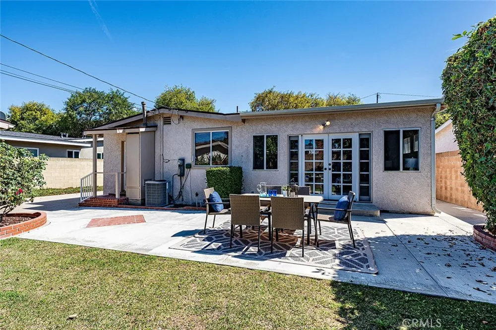 6131 E Benmore Long Beach, CA 90815