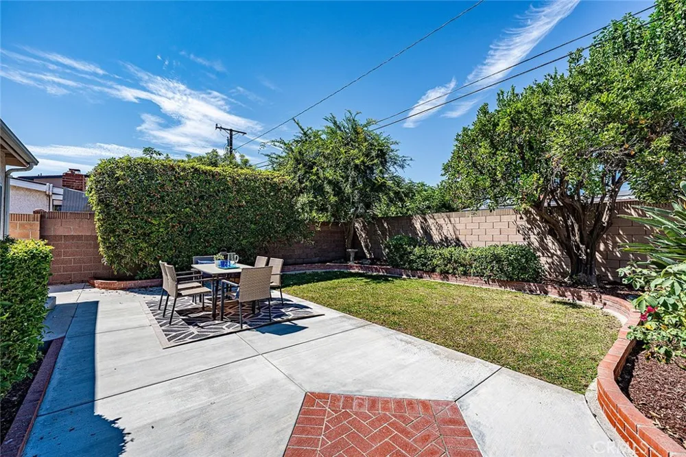 6131 E Benmore Long Beach, CA 90815