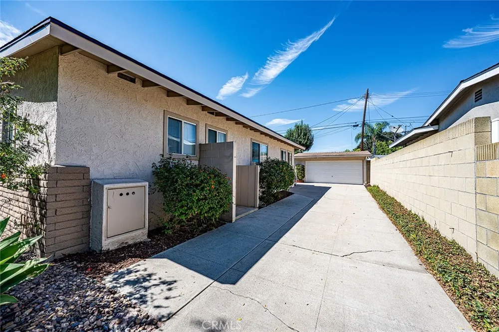 6131 E Benmore Long Beach, CA 90815