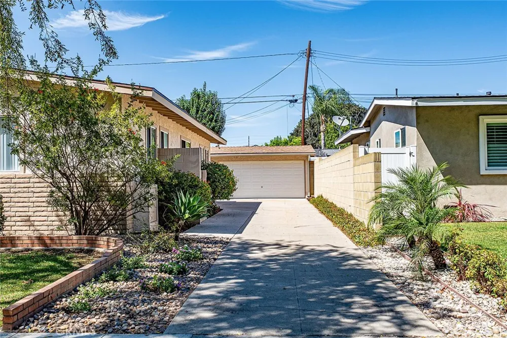 6131 E Benmore Long Beach, CA 90815