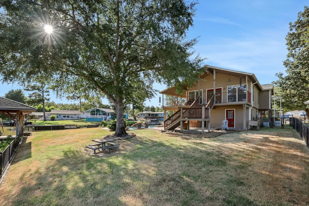 140 Elm Drive Onalaska, TX 77360