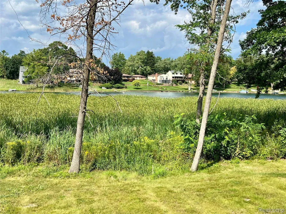 2936 W Walton Boulevard Waterford Charter Township, MI 48329