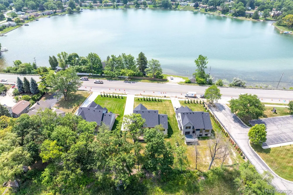 2936 W Walton Boulevard Waterford Charter Township, MI 48329
