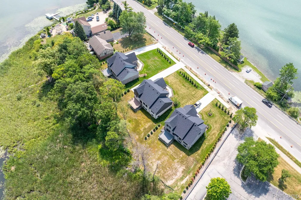 2936 W Walton Boulevard Waterford Charter Township, MI 48329
