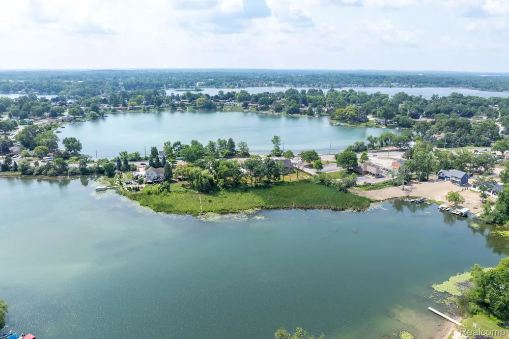 2936 W Walton Boulevard Waterford Charter Township, MI 48329