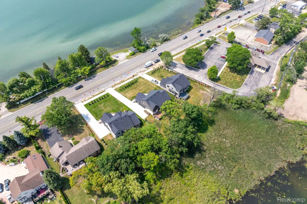 2936 W Walton Boulevard Waterford Charter Township, MI 48329