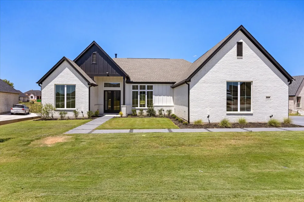 2119 Middlewood Circle Granbury, TX 76049