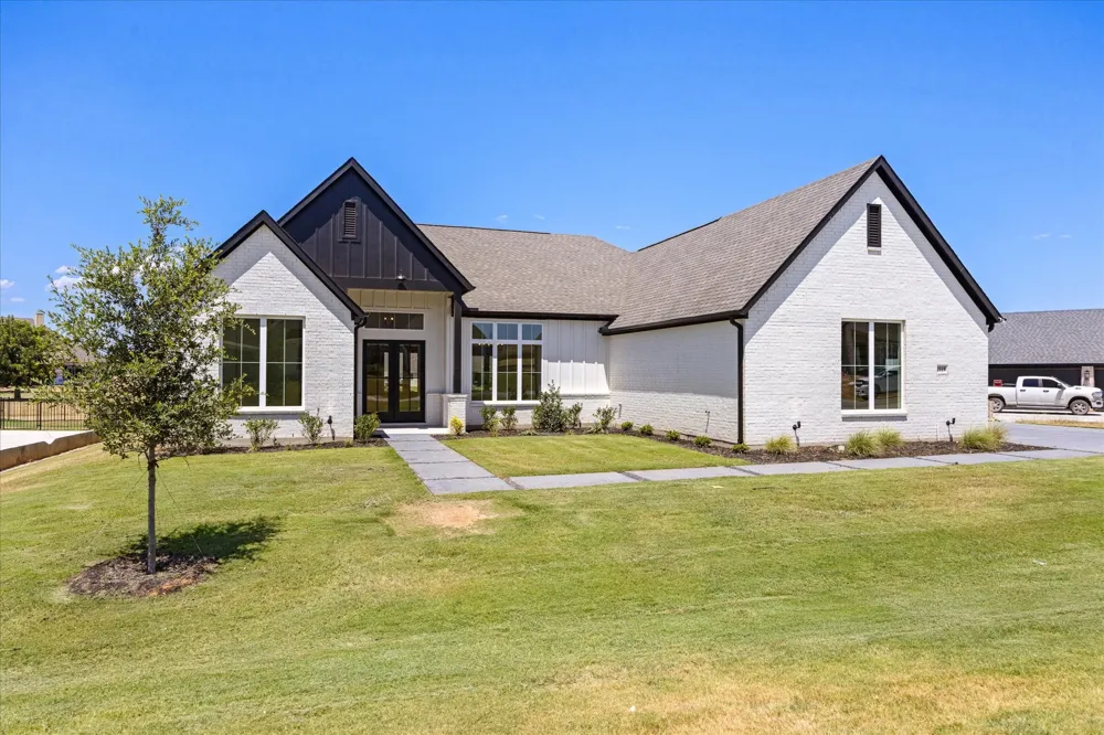 2119 Middlewood Circle Granbury, TX 76049