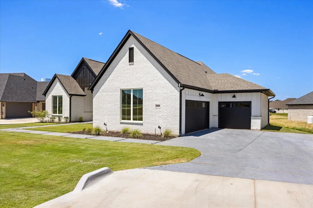 2119 Middlewood Circle Granbury, TX 76049