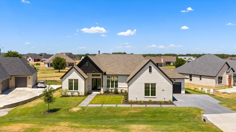 2119 Middlewood Circle Granbury, TX 76049