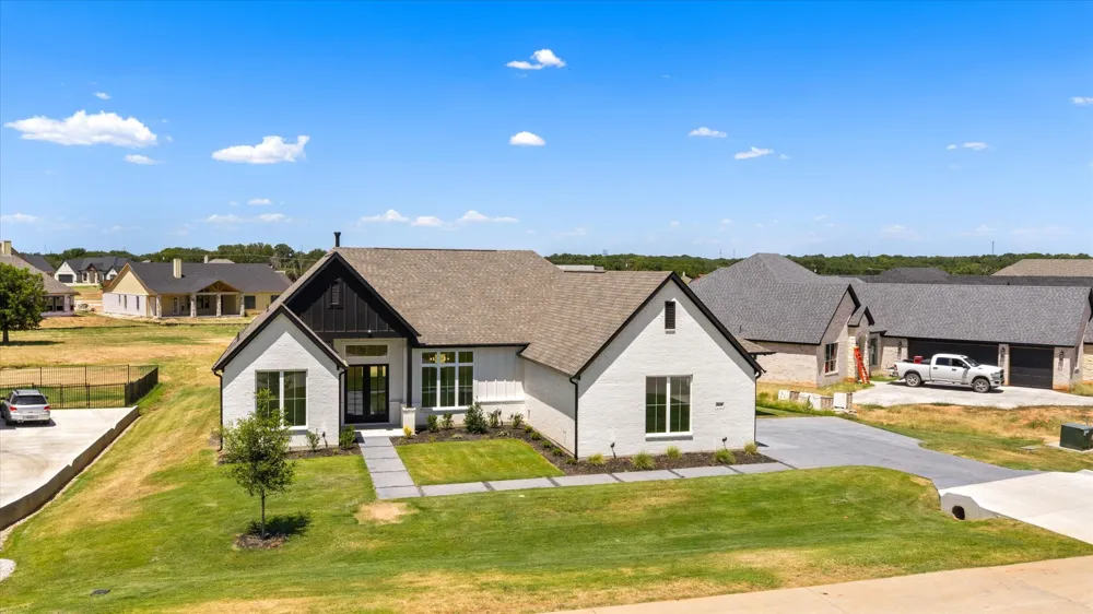 2119 Middlewood Circle Granbury, TX 76049