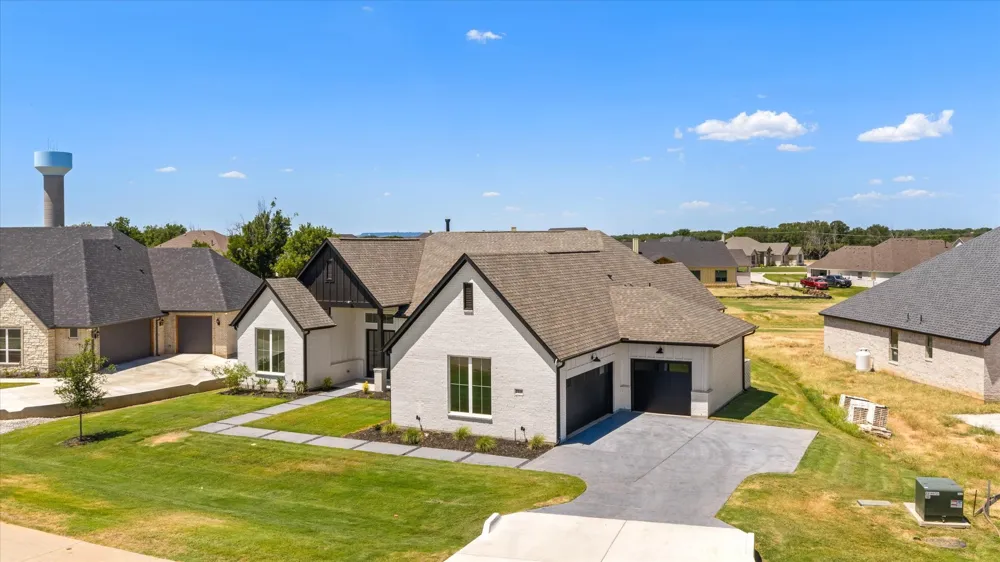2119 Middlewood Circle Granbury, TX 76049