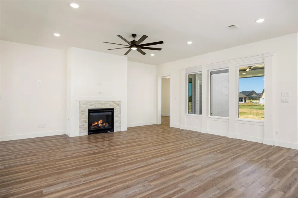 2119 Middlewood Circle Granbury, TX 76049