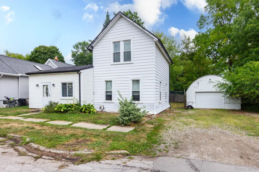 172 Higgins Street Lapeer City, MI 48446