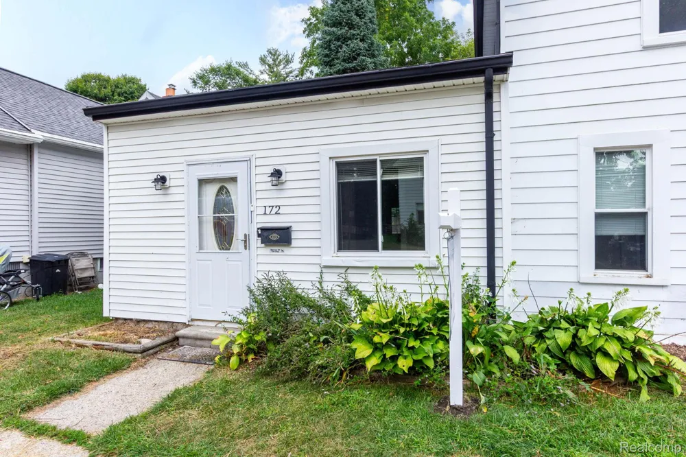 172 Higgins Street Lapeer City, MI 48446