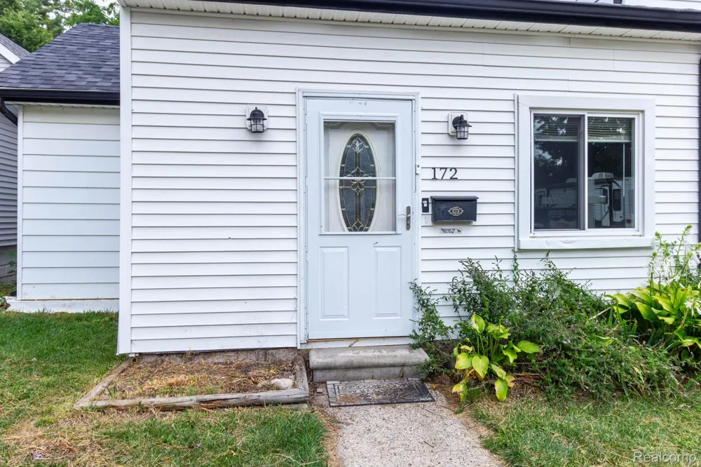 172 Higgins Street Lapeer City, MI 48446