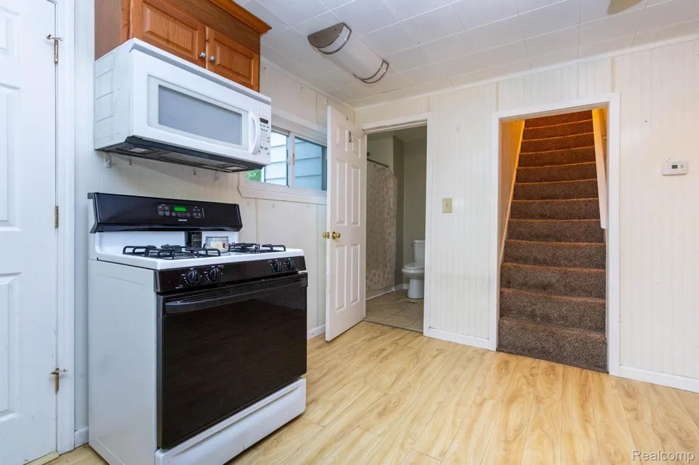 172 Higgins Street Lapeer City, MI 48446