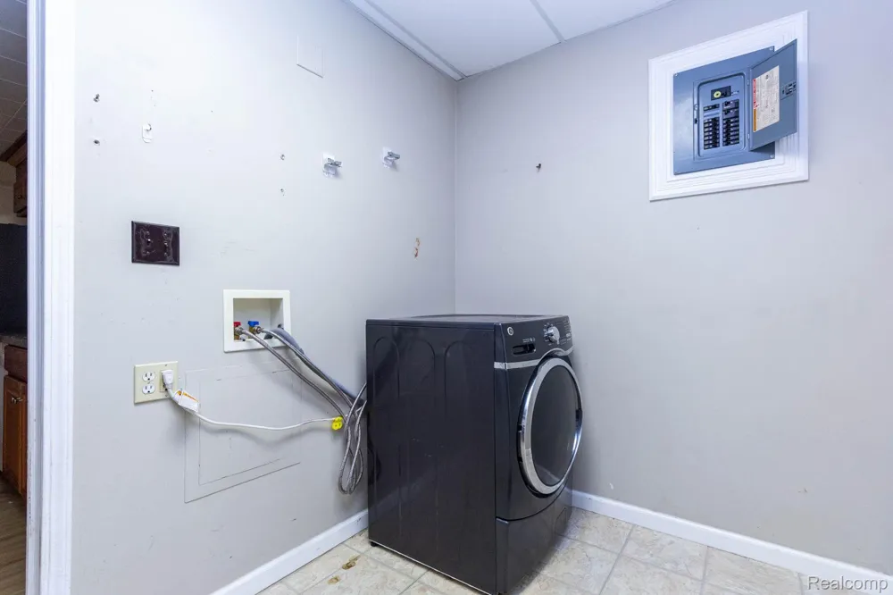 172 Higgins Street Lapeer City, MI 48446