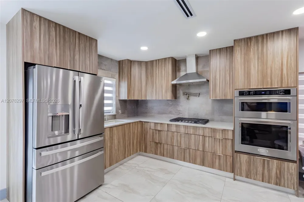 233 W 39th Pl Hialeah, FL 33012