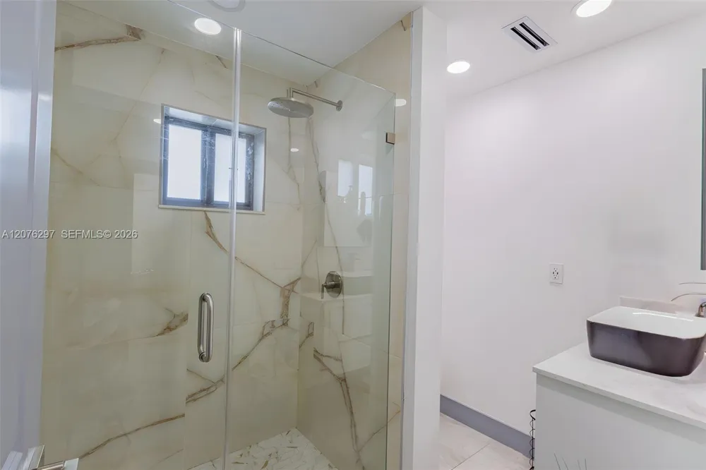 233 W 39th Pl Hialeah, FL 33012