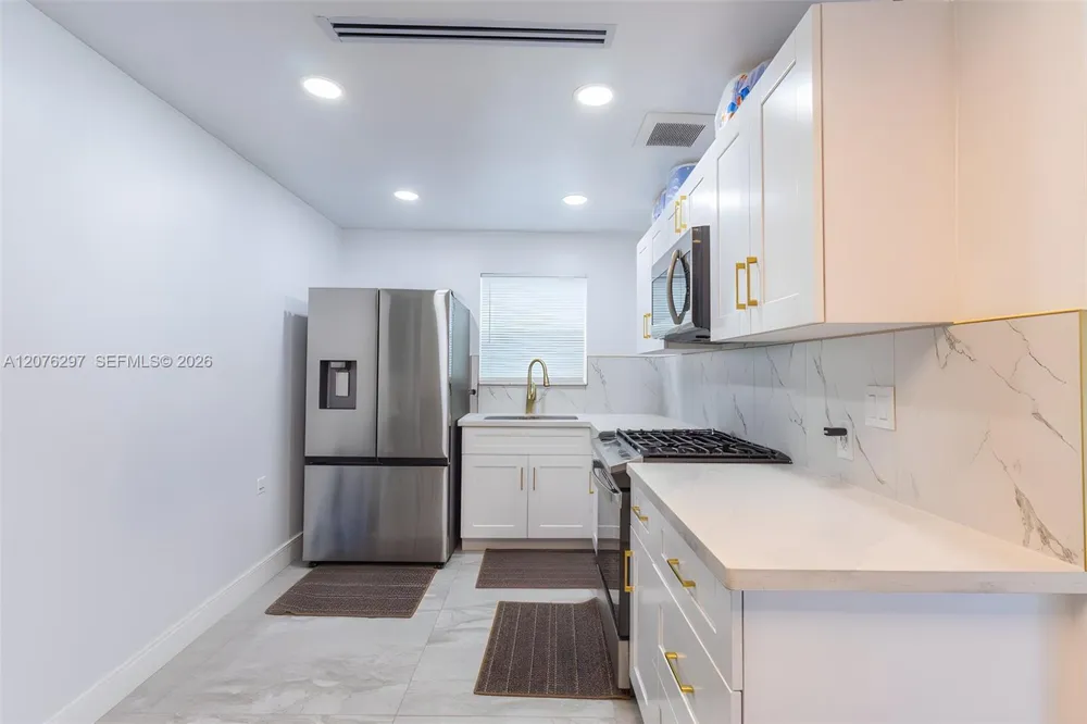 233 W 39th Pl Hialeah, FL 33012