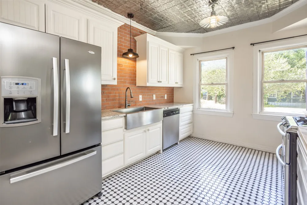610 S Lee Street Valley View, TX 76272