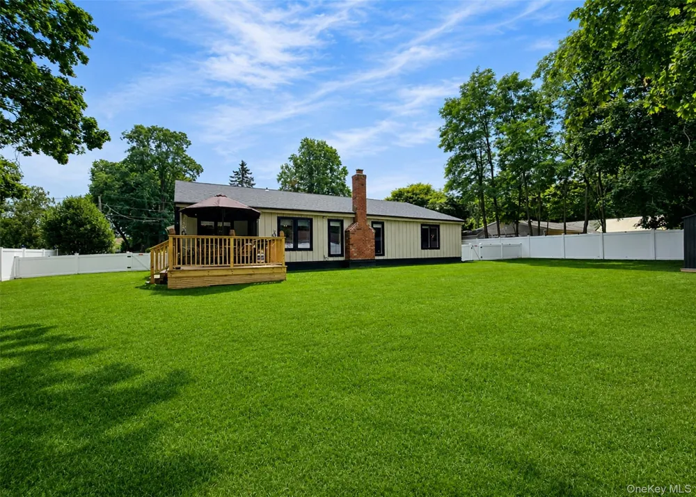 3 Stratford Road Miller Place, NY 11764