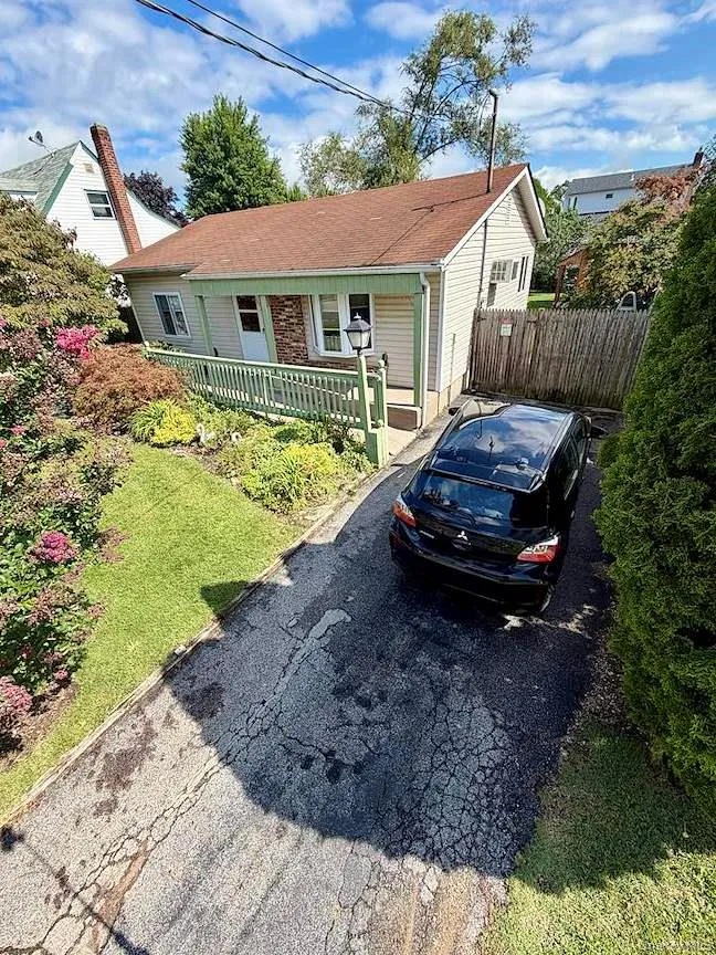 998 Bowling Green Drive Westbury, NY 11590