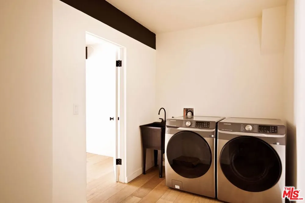 5649 Valley Oak Drive Los Angeles, CA 90068