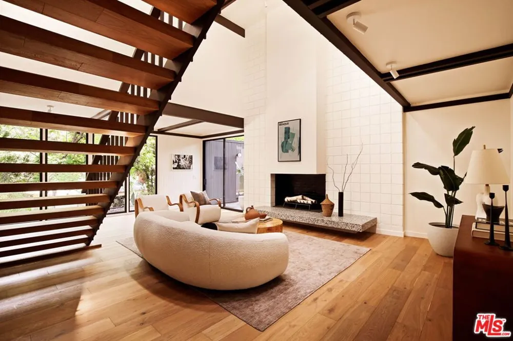 5649 Valley Oak Drive Los Angeles, CA 90068