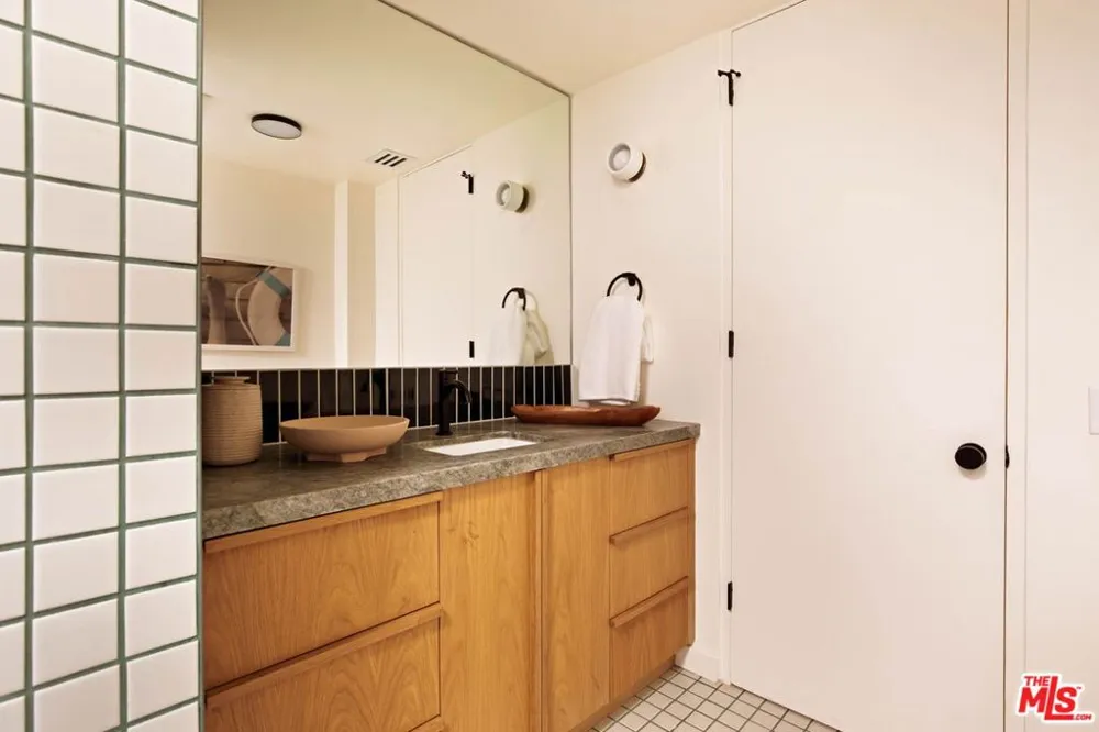 5649 Valley Oak Drive Los Angeles, CA 90068