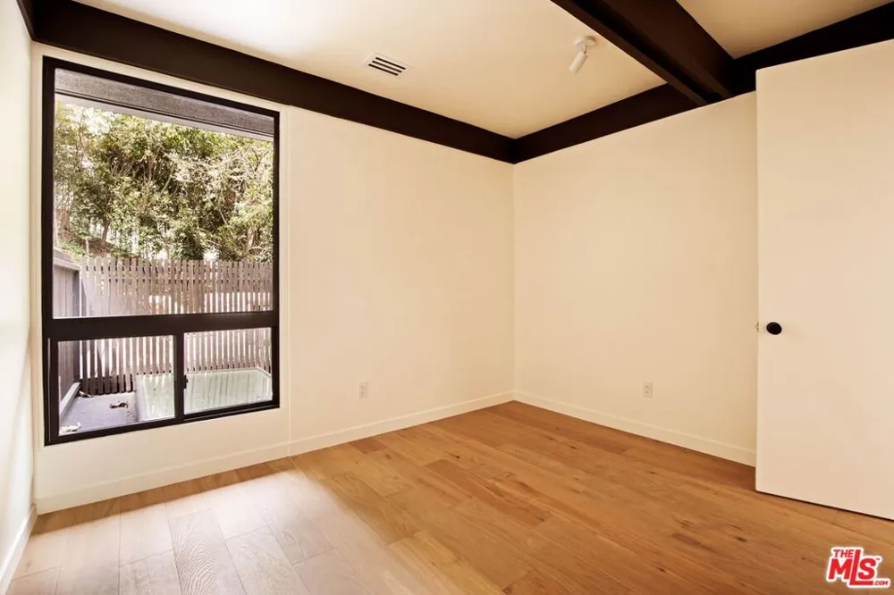 5649 Valley Oak Drive Los Angeles, CA 90068