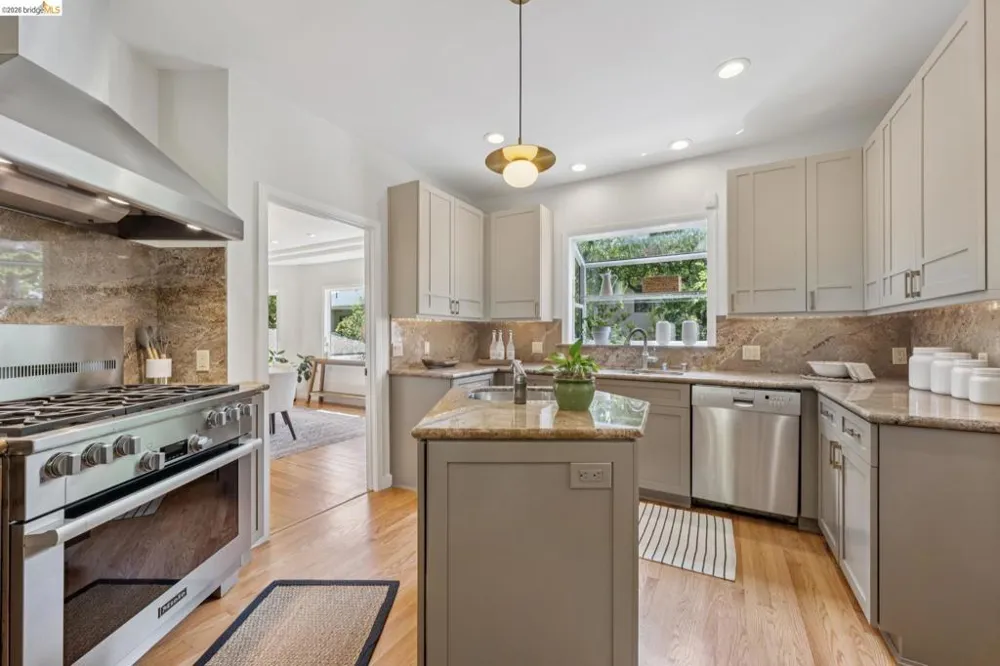 25 Manor Dr Piedmont, CA 94611