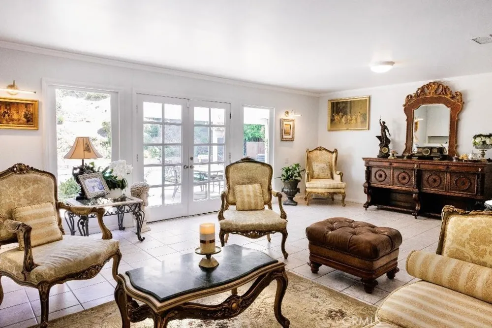 26261 Veva Way Calabasas, CA 91302