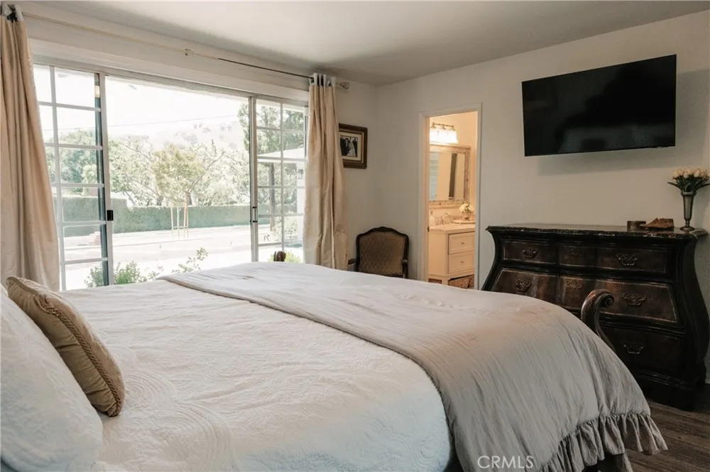 26261 Veva Way Calabasas, CA 91302