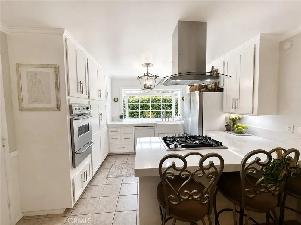 26261 Veva Way Calabasas, CA 91302