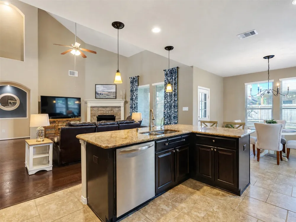 574 Southampton Lane League City, TX 77573