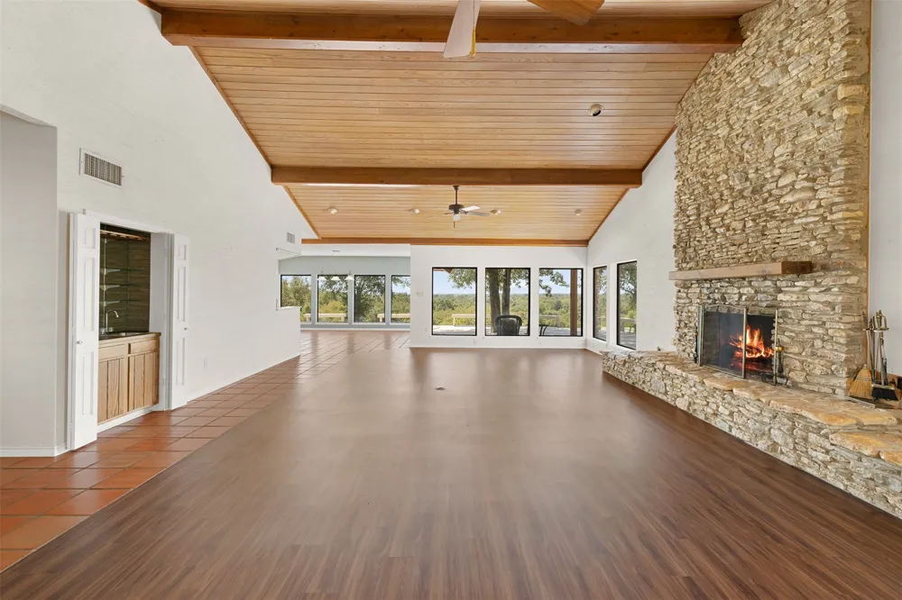 4732 W US Highway 79 Franklin, TX 77856