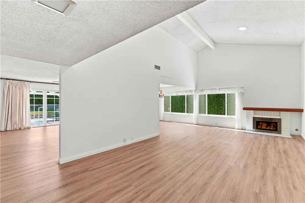 2354 Collier Court Simi Valley, CA 93065