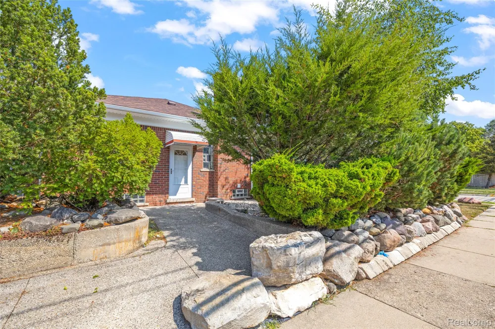 22405 Piper Avenue Eastpointe City, MI 48021
