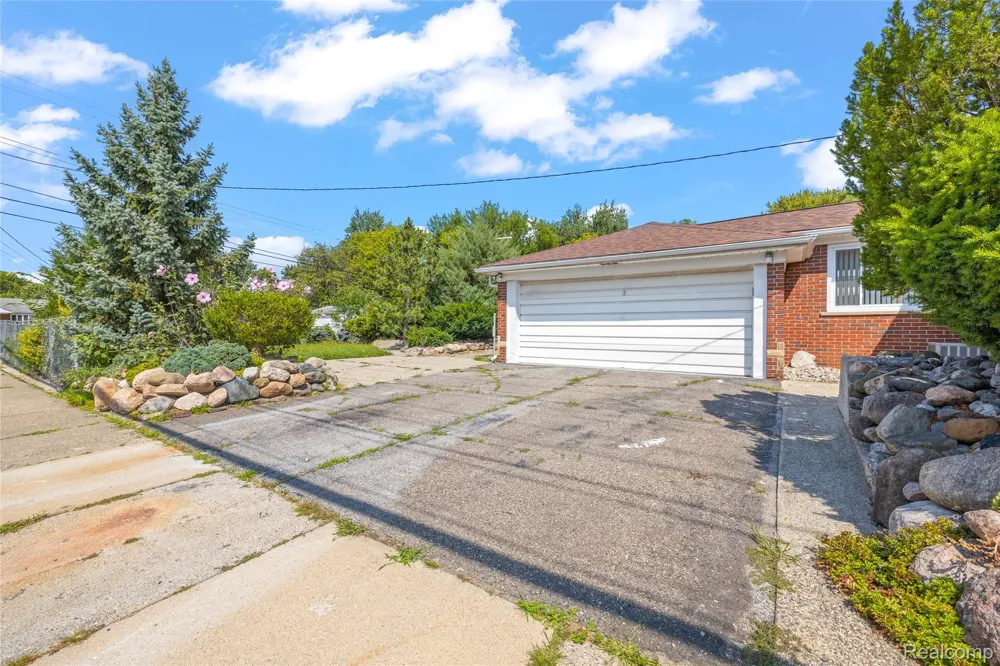 22405 Piper Avenue Eastpointe City, MI 48021