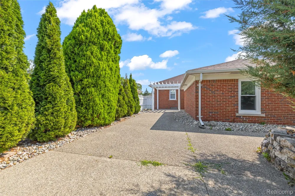 22405 Piper Avenue Eastpointe City, MI 48021