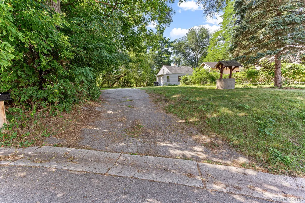 2550 Loon Lake Road Wixom City, MI 48393