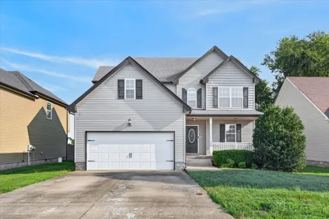566 Falkland Circle