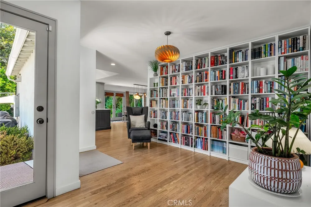 5644 Tobias Avenue Sherman Oaks, CA 91411