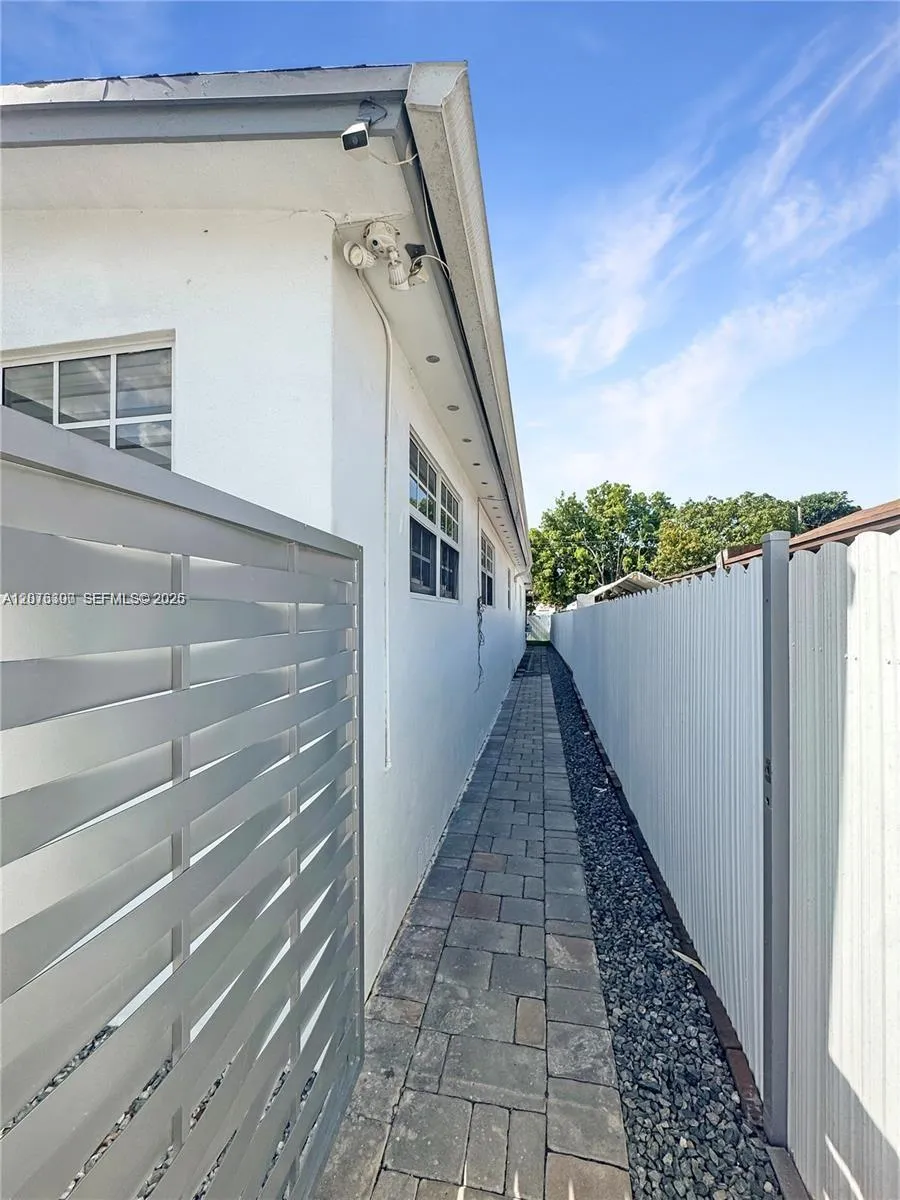 350 W 16th St Hialeah, FL 33010