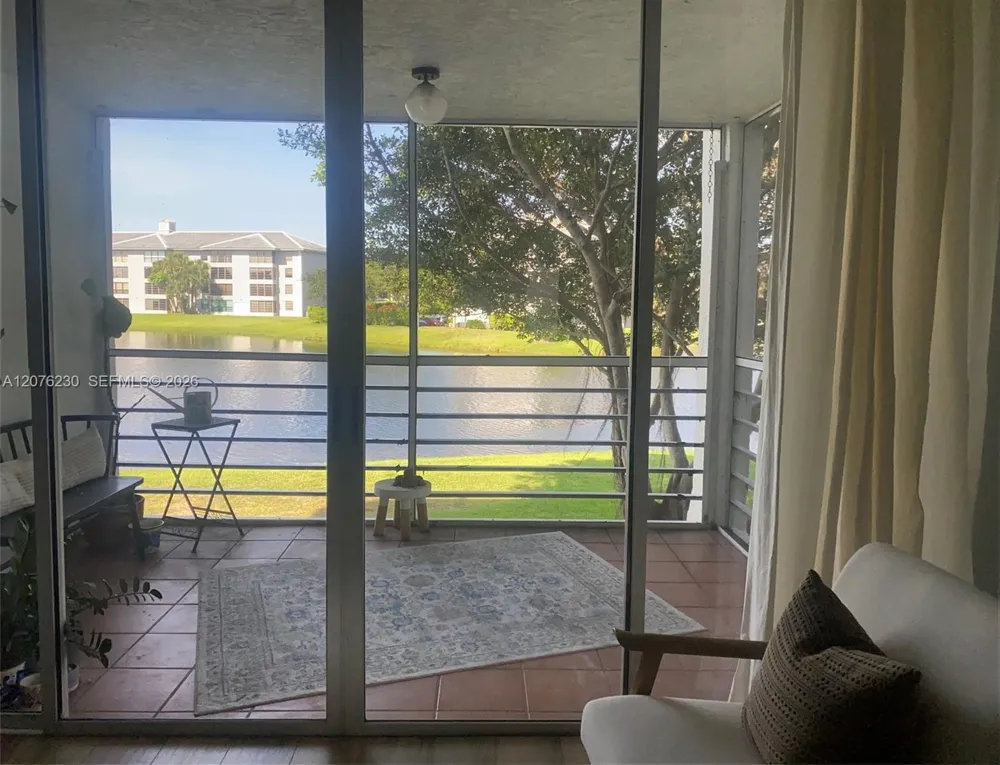 9420 Poinciana Pl #214 Davie, FL 33324